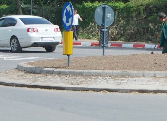 Accident în sensul giratoriu, provocat de o şoferiţă